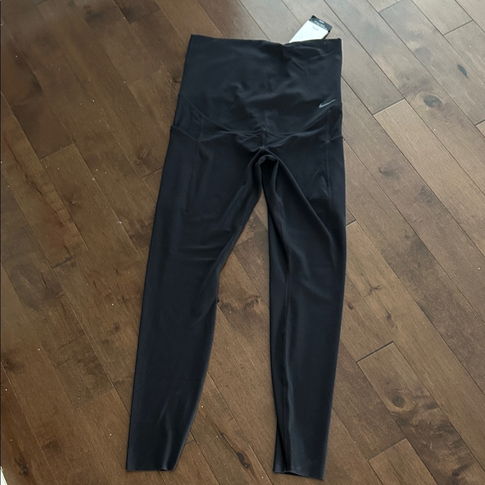 Black High-Waisted NIKE Leggings